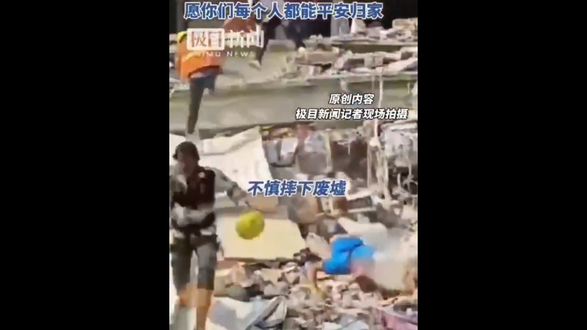 當地時間 30 日，有救援人員在躲避可能發生的二次災害時，意外摔下廢墟。 圖：擷取自 @FeiyanXie X 分享影片