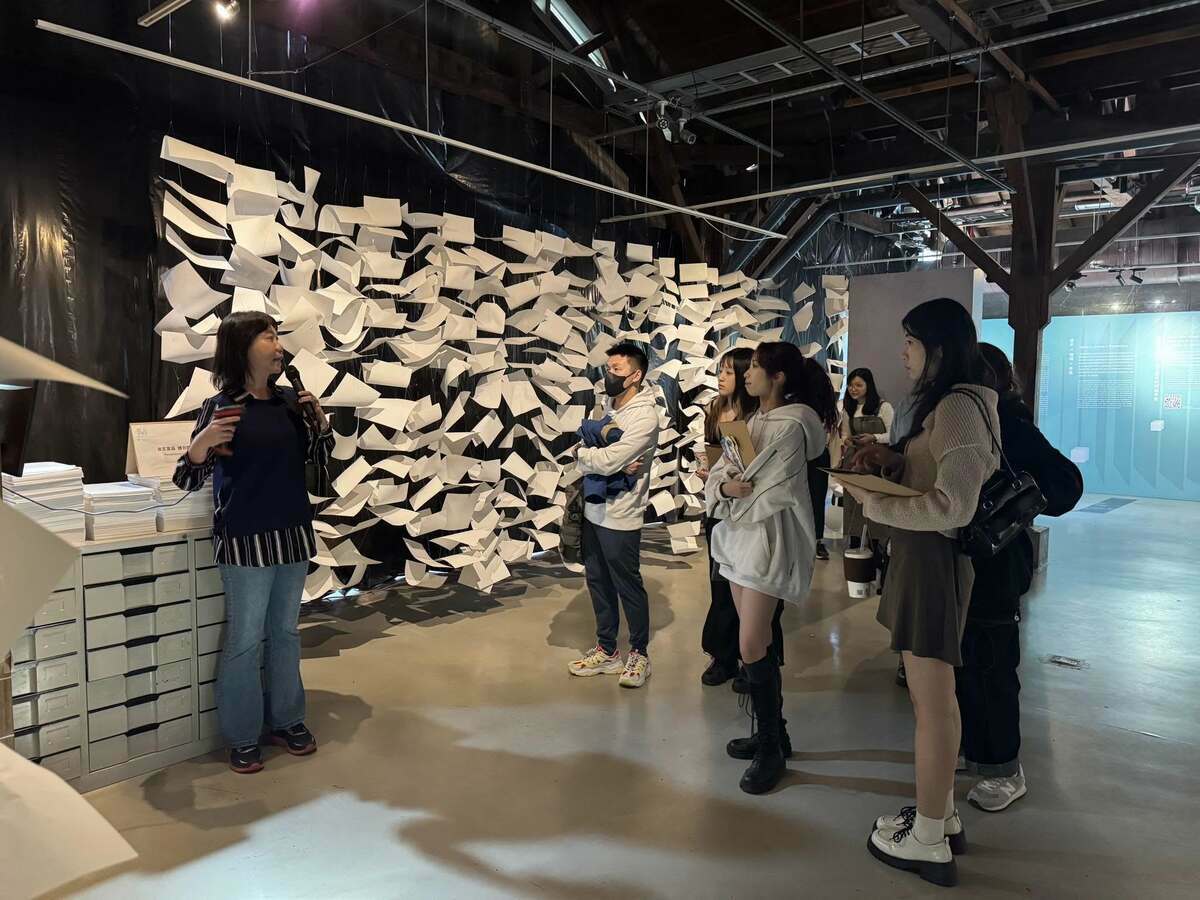 「打開歷史現場」策展人黃雅玲(左一)為民眾講解策展理念。 圖：高科大創新設計學院/提供