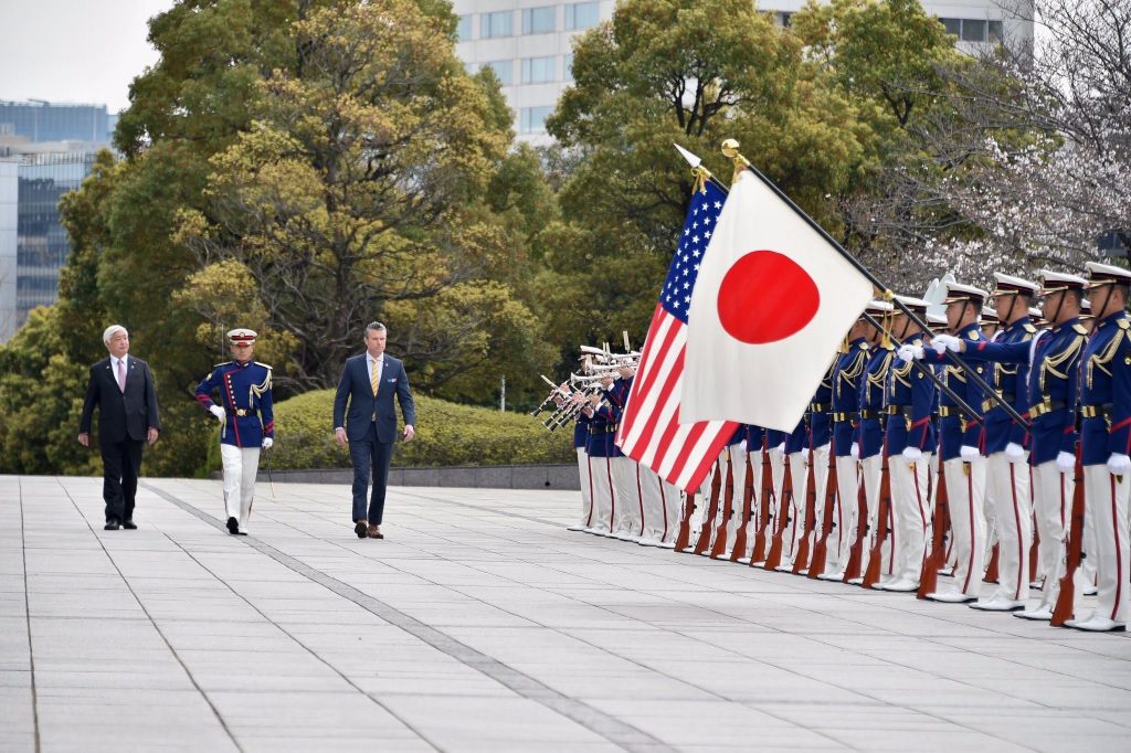3月30日，日本自衛隊儀仗隊迎接美國國防部長赫格塞斯與日本防衛大臣中谷元。  圖：取自日本防衛省網站
