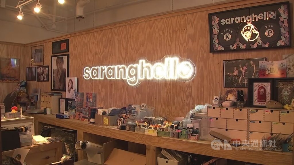 川普祭出關稅新制，舊金山首家韓流（K-POP）商店SarangHello，店內9成商品來自韓國，將對商品價格做出策略性調整，最壞狀況是縮減規模或關店。中央社記者張欣瑜舊金山攝  114年4月3日