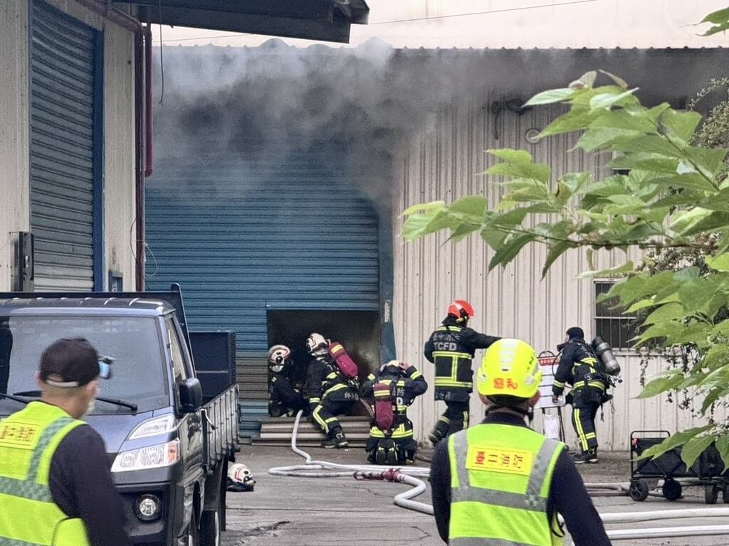 台中市西屯區環中路2段一處鐵皮建物工廠3日發生火警，消防局據報派員前往灌救，幸無人傷亡。（民眾提供）中央社記者郝雪卿傳真  114年4月3日