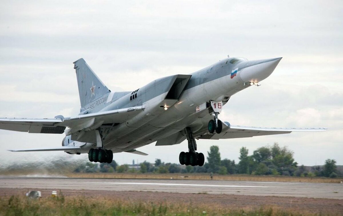 俄軍 Tu-22M3 連同機組人員一起墜毀。 圖：翻攝自 X