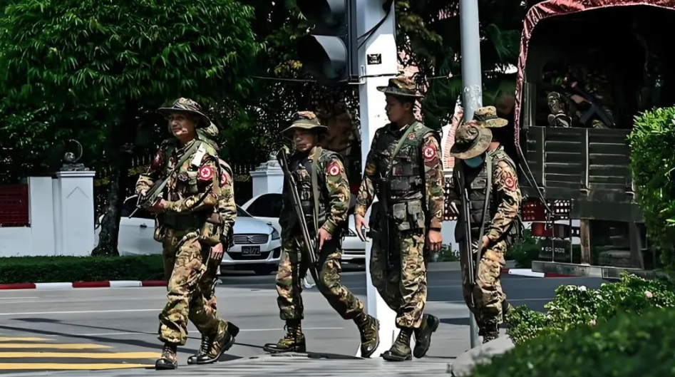 近日，緬甸若開軍（AA）在若開邦的軍事行動如潮水般洶湧，這支由 46 歲民族主義者通米能領導的叛軍幾乎已掌控該邦全境。 圖:翻攝自騰訊網