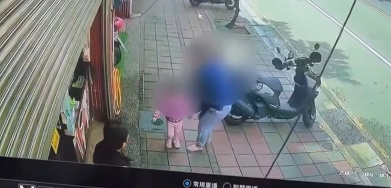 監視器拍下婦人拿刀狠刺女童的驚悚瞬間。 圖：翻攝臉書