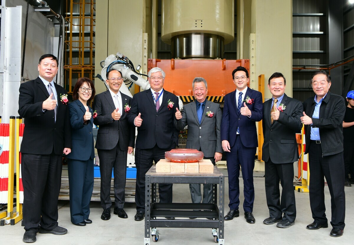 產官貴賓共同出席為高階鍛造製程技術新廠祈福。 圖：漢翔公司/提供