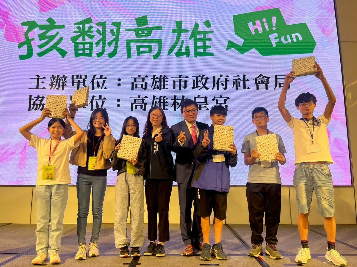 小朋友自製大卡片感謝林皇宮提供美食饗宴，社會局加碼兒童節禮物。 圖：高雄市社會局/提供