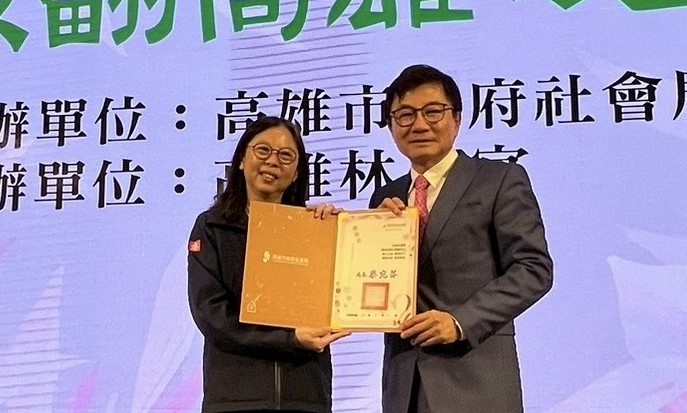 高市社會局長蔡宛芬(左)感謝張志豐(右)發揮企業社會責任。 圖：高雄市社會局/提供