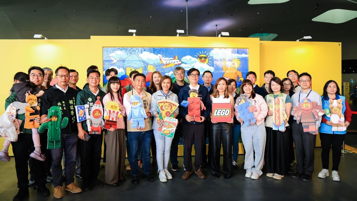 出席貴賓在12校600位孩童參與創作的拼圖前合影。 圖：高雄市教育局/提供