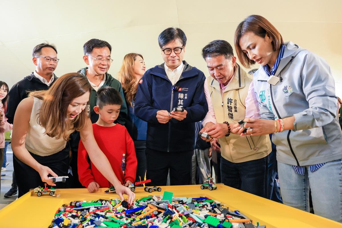 陳其邁(中)陪孩子玩積木。 圖：高雄市教育局/提供