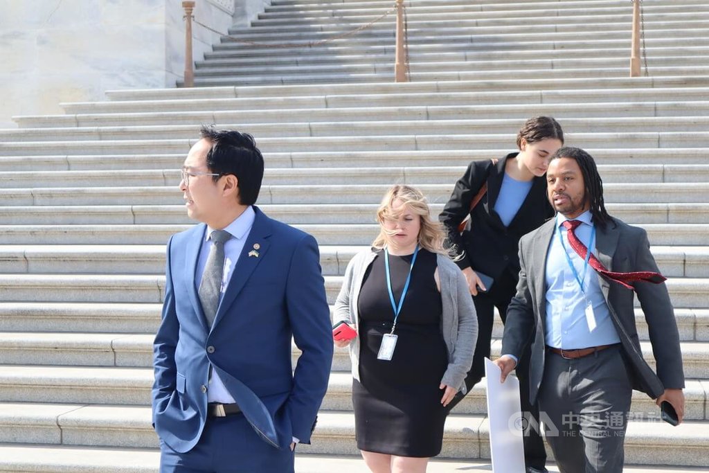 美國聯邦參議員金安迪（前排藍色西裝）與民主黨眾議員克利什納穆希等人1日提出「台灣盟友基金法案」，授權撥款支持台灣受中共壓迫的外交夥伴。  圖/中央社