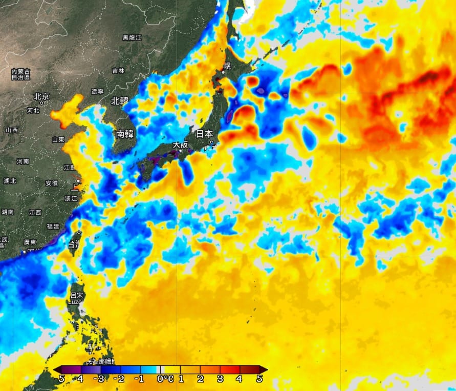 3月仍有罕見冷空氣，前中央氣象局長鄭明典貼出海溫距平圖說，「冬季留下來的痕跡」，這張海溫距平圖顯示了冬季冷空氣與黑潮這兩種不同氣候因素的交互作用。 圖：翻攝自鄭明典臉書