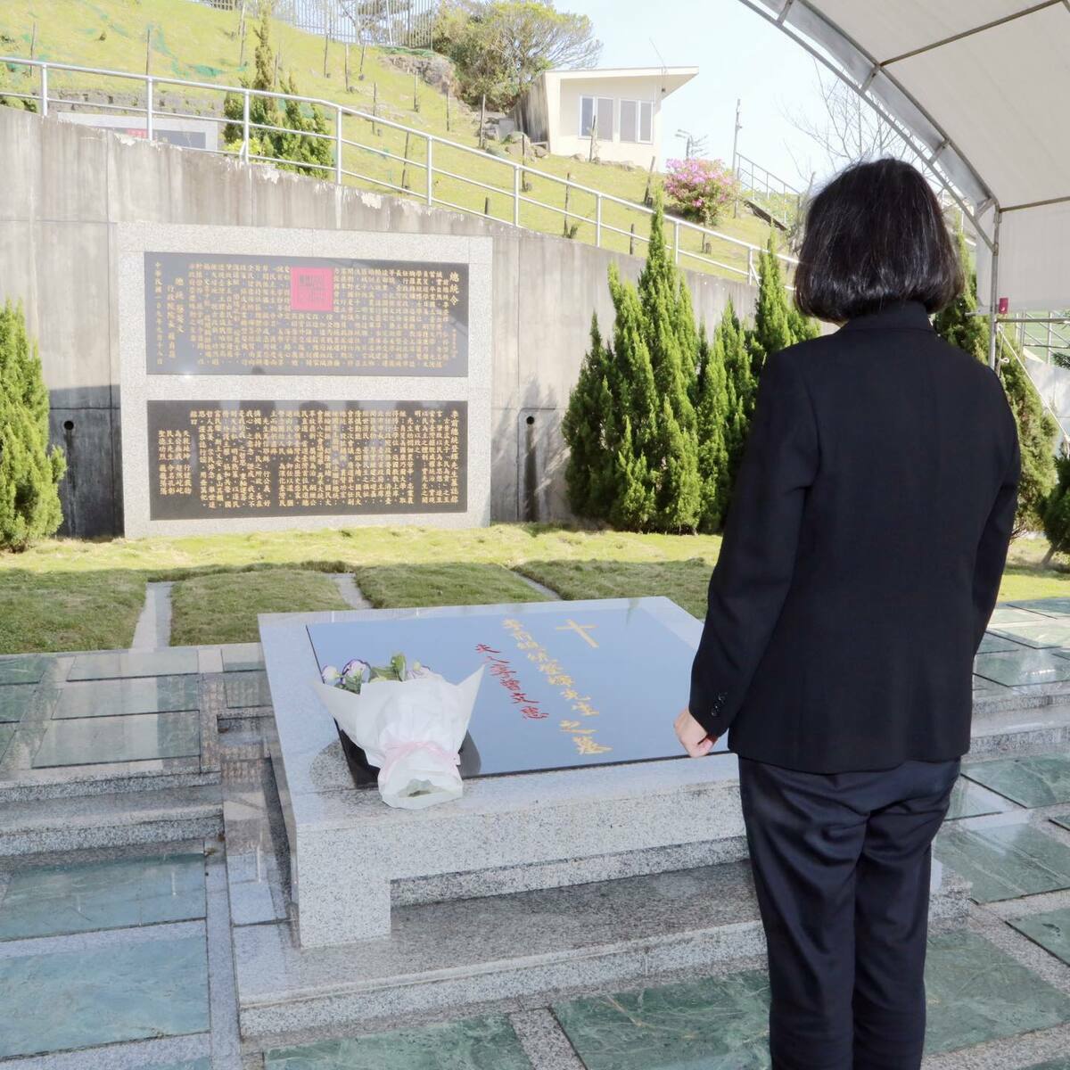 前總統蔡英文貼出前往五指山公墓向故總統李登輝致意照片 圖：蔡英文臉書
