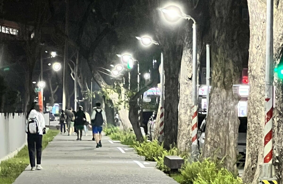 鼓山高中通學步道整建後路燈亮路面又平坦，學生夜行很安心。 圖：高雄市教育局/提供