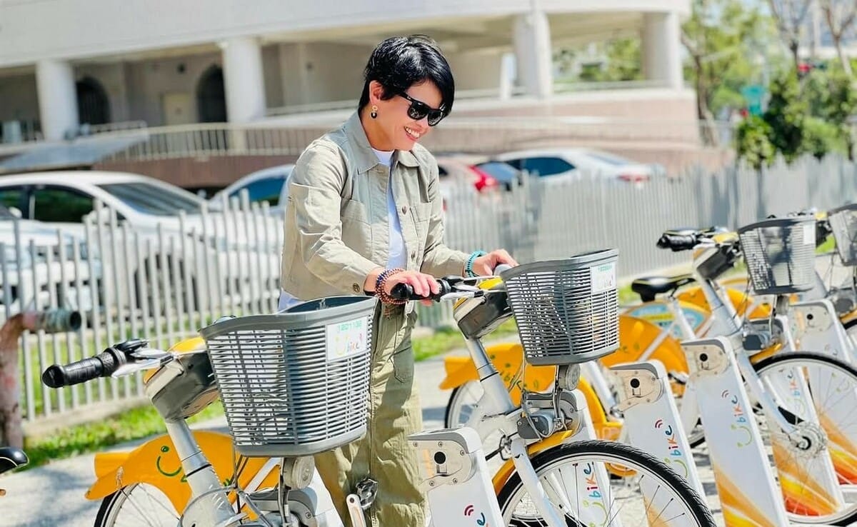鼓山高中通學步道增設ubike停車柱。 圖：高雄市教育局/提供