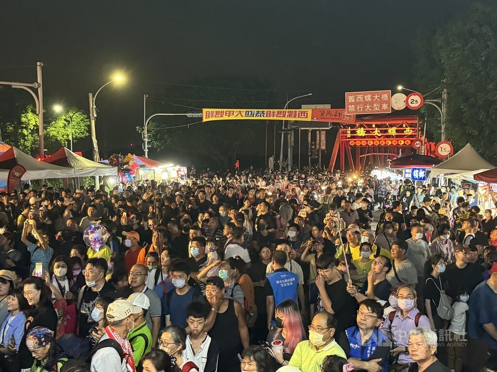 台中市大甲鎮瀾宮媽祖遶境進香4日晚間起駕，預計6日下午進入雲林縣，西螺警分局表示，屆時將實施交通管制，範圍包括西螺大橋全段、大橋路、堤防路以南、興農西螺以北、大同路以西及福來路以東。圖為2024年大甲鎮瀾宮媽祖抵達雲林縣西螺鎮，信徒聚集迎駕盛況。中央社記者姜宜菁攝  114年4月4日