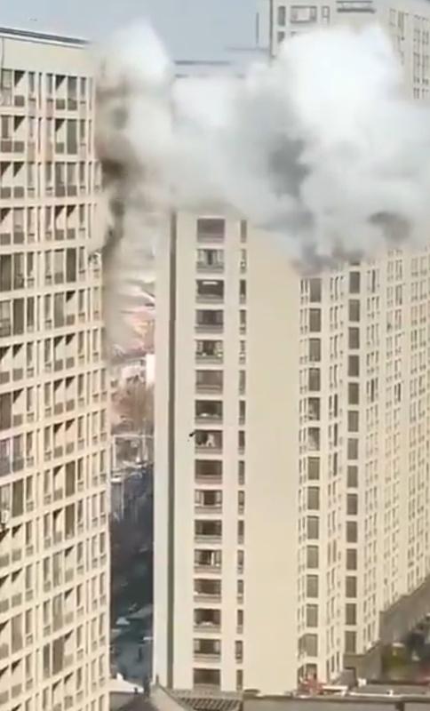 青島即墨古城一官員家中 3 月 31 日爆炸後起火，有人從空中炸飛出去。 圖：翻攝自日人民報 X 帳號