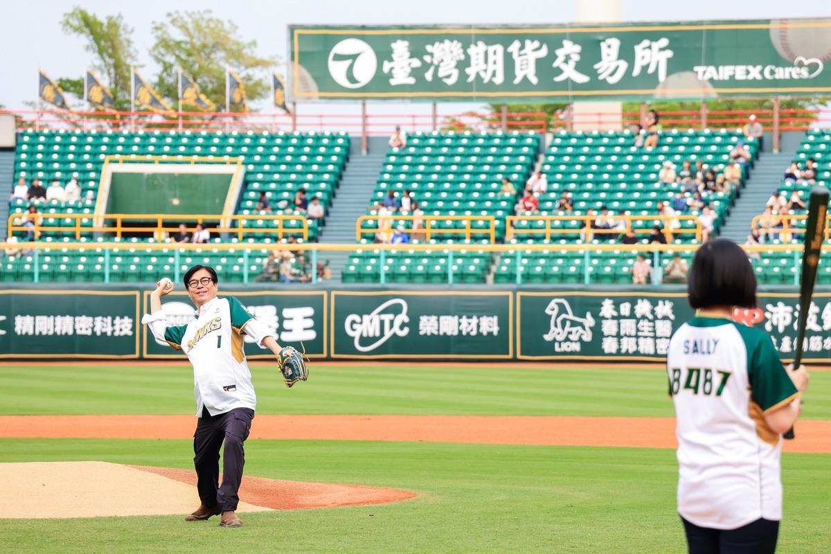 陳其邁(左)穿上1號球衣擔任開球嘉賓。 圖：高雄市運發局/提供