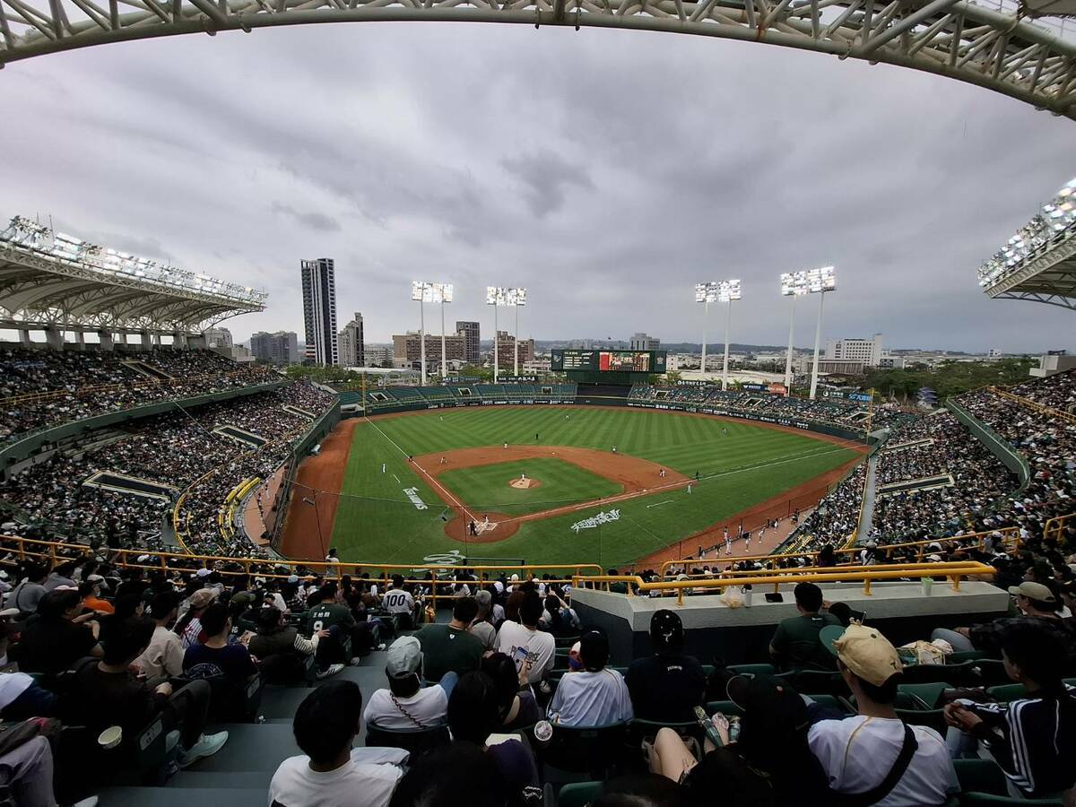 台鋼雄鷹本季主場首戰吸引超過1萬5000名球迷進場。 圖：高雄市運發局/提供