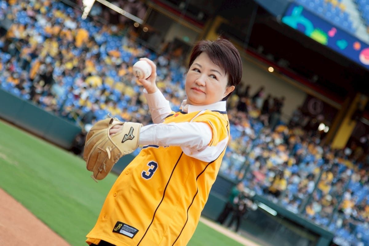 美國總統川普宣布推出「對等關稅」，台中市長盧秀燕指示經發局成立「專案小組」，並提供專線諮詢服務，主動掌握業者受衝擊情形，協助產業共度難關。 圖：台中市政府/提供