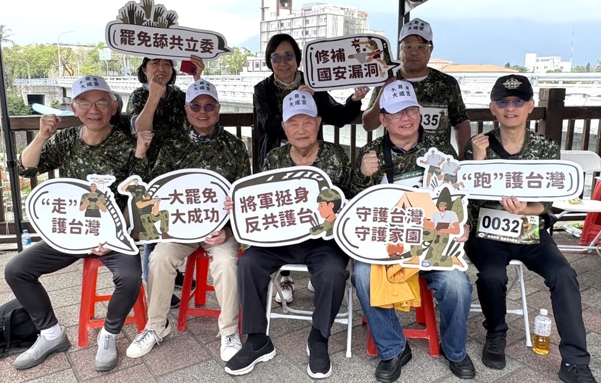 前排左起黃清龍理事長、洪三雄董事長、丘衛邦將軍、印太戰略智庫執行長矢板明夫、余宗基將軍；後排左起 黃秀錦、姜仁福手持守護台灣相關手板，呼籲大家為台灣站出來。 圖：反共護台志工聯盟/提供