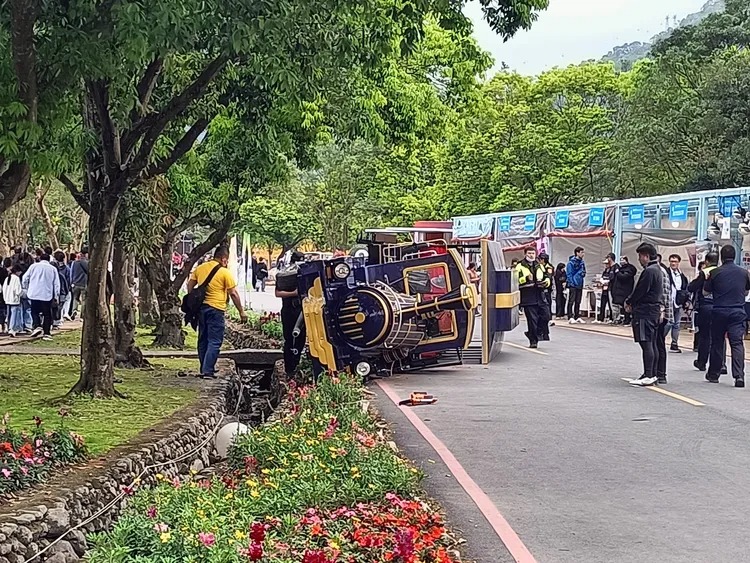 宜蘭綠博4日發生遊園小火車翻覆事故，導致游姓老翁夫婦1死1重傷。 圖：翻攝爆廢公社