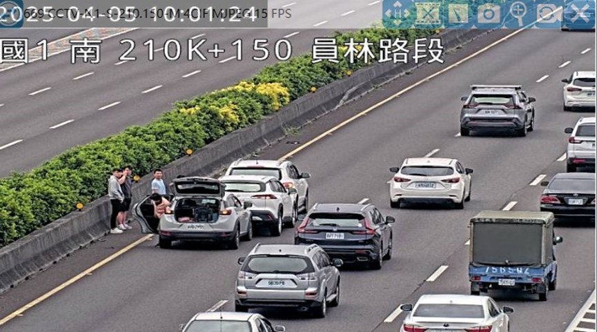 國1南向210.4公里處3輛小客車追撞事故，造成車輛回堵3公里。 圖：高公局／提供