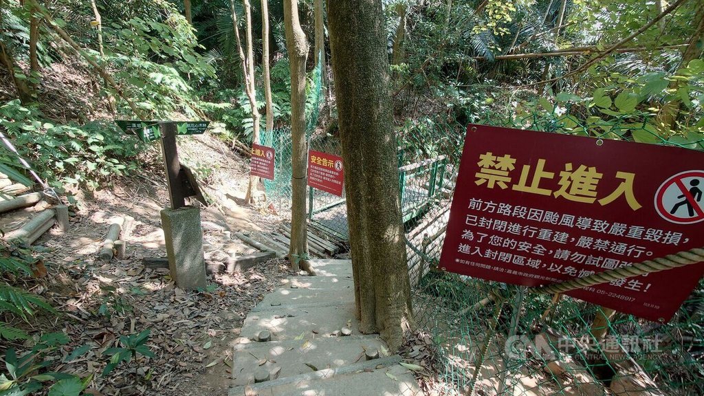 嘉義市蘭潭後山步道因風災受損，步道受損區域封閉，禁止進入。市府觀光新聞處5日表示，經檢討提高工程修復經費至新台幣1600萬，可望在5月動工，10月修復完成。中央社記者蔡智明攝  114年4月5日
