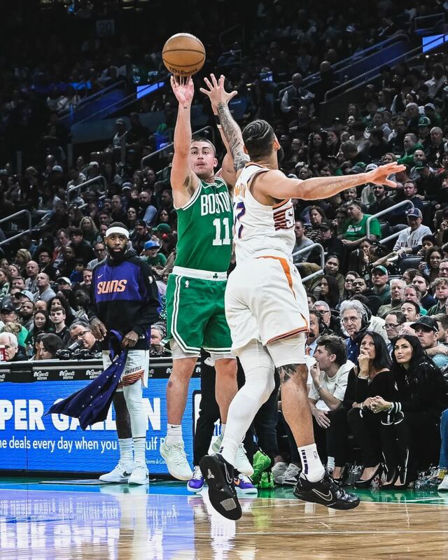 NBA波士頓塞爾蒂克普里查德（中）在倒數8分19秒砍進三分球，締造歷史性一刻。（圖取自x.com/celtics）
