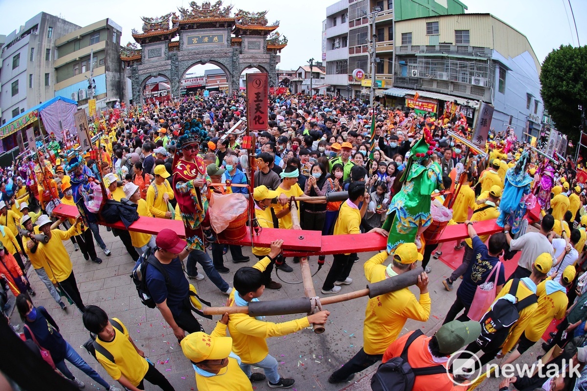 學甲慈濟宮上白礁謁祖祭典活動，廟前盛況空前，場面壯觀。 圖：黃博郎／攝