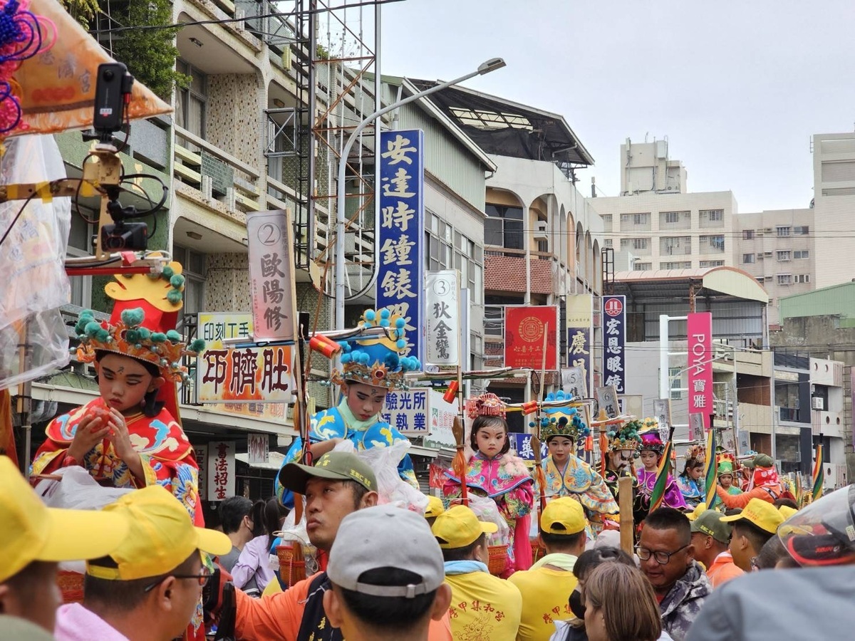 全台唯一人力扛抬龍頭鳳尾蜈蚣陣上面有36位神童，7點半進入慈濟宮遶行3圈後，領軍全部香陣展開遶祭進香行程。 圖：黃博郎／攝