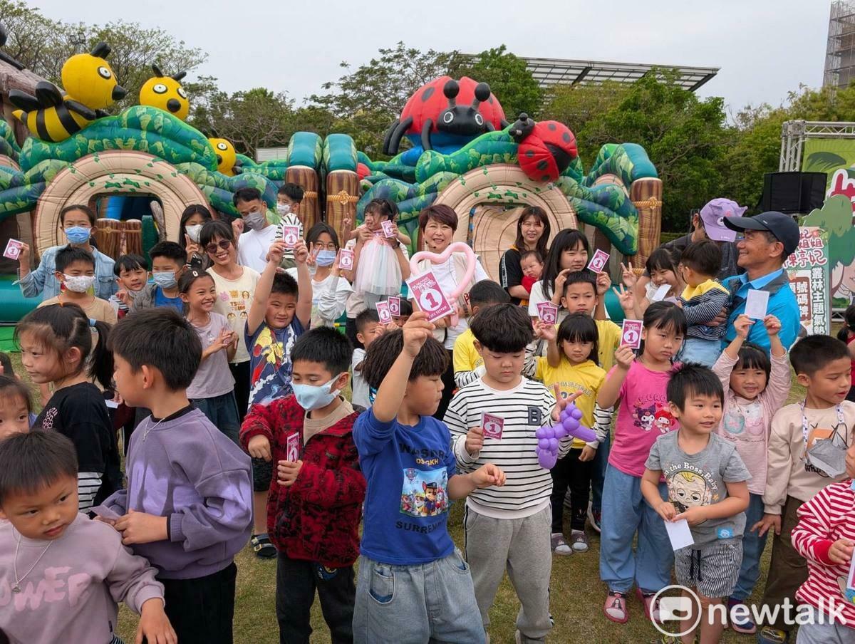 《叢林奇遇記》主題氣墊樂園今日於新營南瀛綠都心公園登場，再度掀起親子同樂熱潮，現場人潮洶湧，大小朋友爭相體驗趣味滿滿的昆蟲主題氣墊樂園。 圖：陳亭妃服務處提供