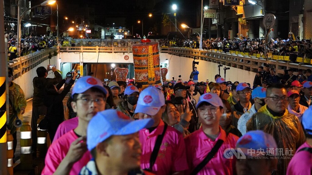 台中大甲鎮瀾宮媽祖5日在彰化市遶境，在優勢警力保護下，大甲媽祖鑾轎6日凌晨零時55分穿越民生路地下道，過程平和，未發生衝突。  圖/中央社