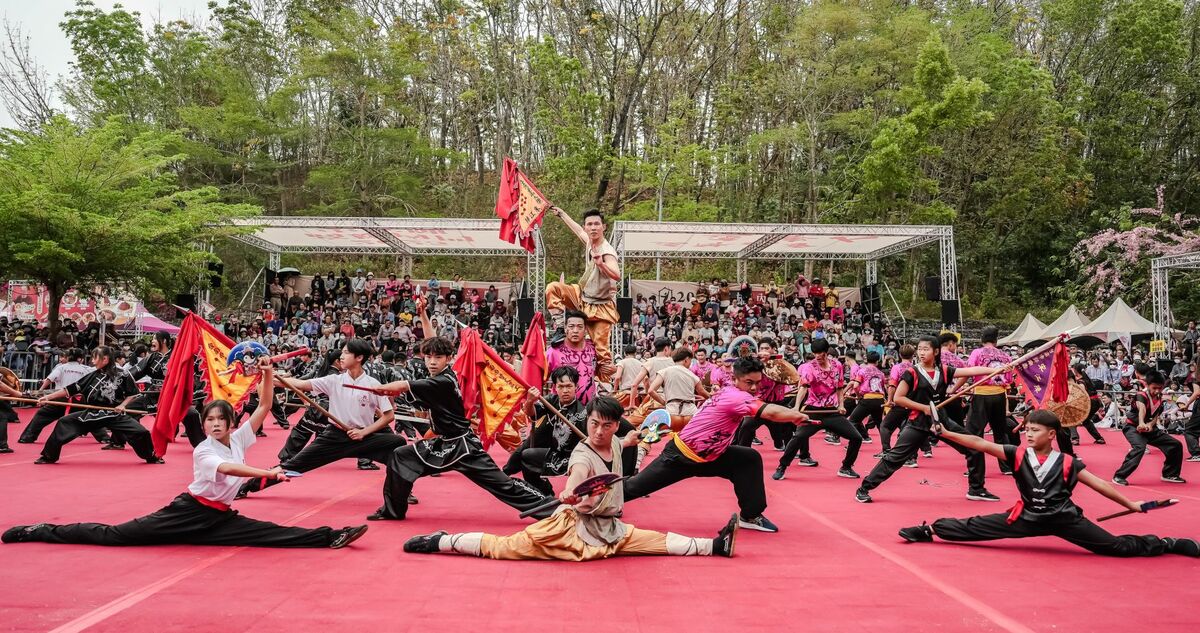 「國立臺南大學」整合七社團演出龍鳳陣、戰鼓與武術，最終與三連霸失之交臂。 圖：高雄市觀光局/提供