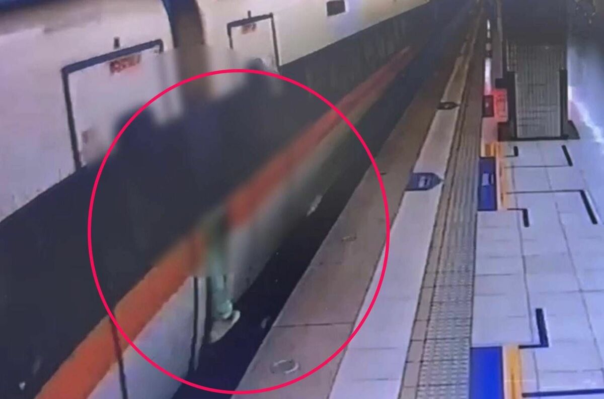 台鐵人員說，太魯閣號列車時速可達130公里，印象中沒發生過乘客跳上車廂外的連接器「搭車」。所幸台鐵人員從南港到汐止被站務人員發現，才沒有發生意外，不過此舉已違反鐵路法，處1500元以上、7500元以下罰鍰。 圖：翻攝畫面