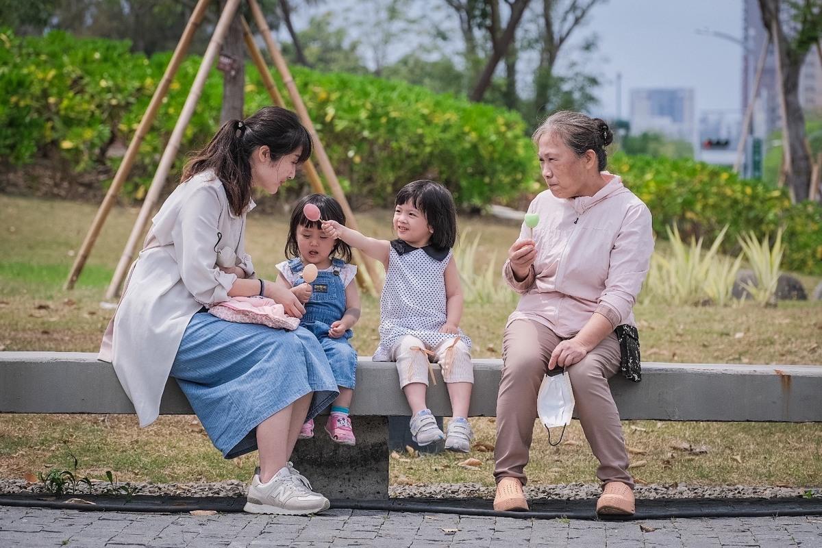 一家三代吃得開心，盡情享受春日的歡樂時光。 圖：高雄市教育局/提供