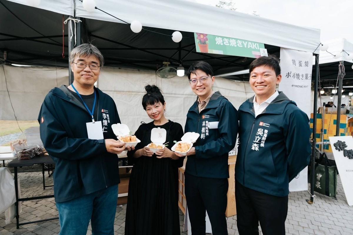 高市副市長李懷仁(左一)、教育局長吳立森(右一)和青年局長林楷軒(右二)巡視攤車。 圖：高雄市教育局/提供