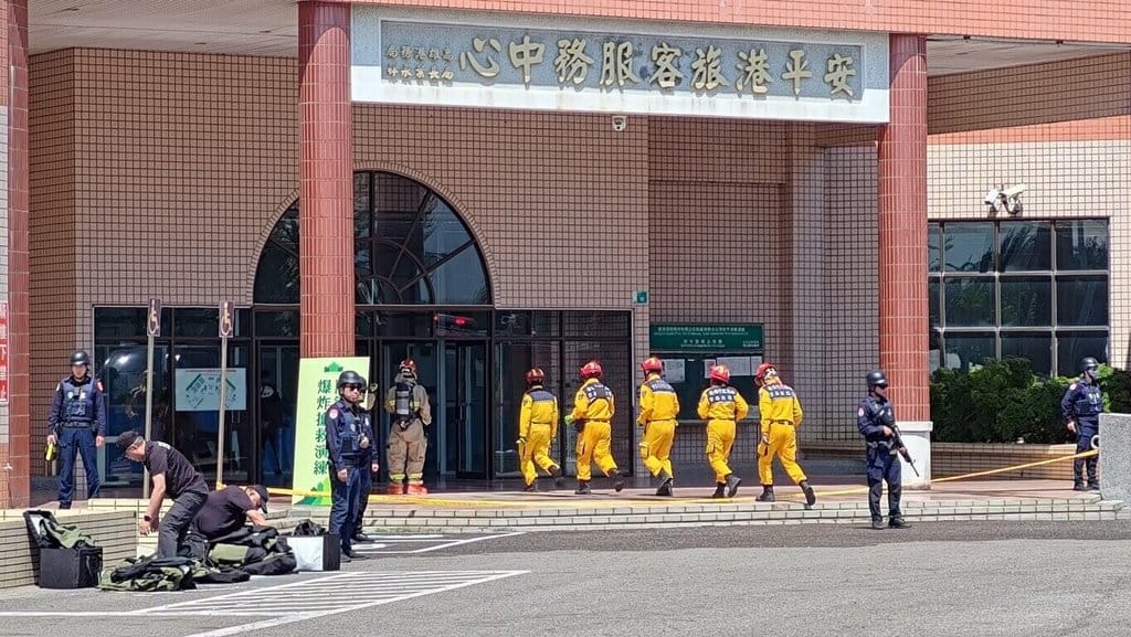 首場全社會防衛韌性實地演習3月27日在台南登場，想定台南市安平港旅客服務中心發生爆炸案，包括中央防爆小組、消防員與台南市虎尾寮民間緊急救援隊（黃衣者）都出動。 圖：中央社/台南市虎尾寮民間緊急救援隊提供