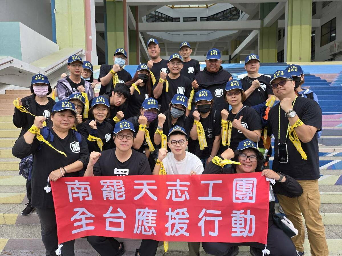 張博洋(前排右二)、尹立(前排左二)力挺「南罷天」志工團。 圖：台灣基進/提供