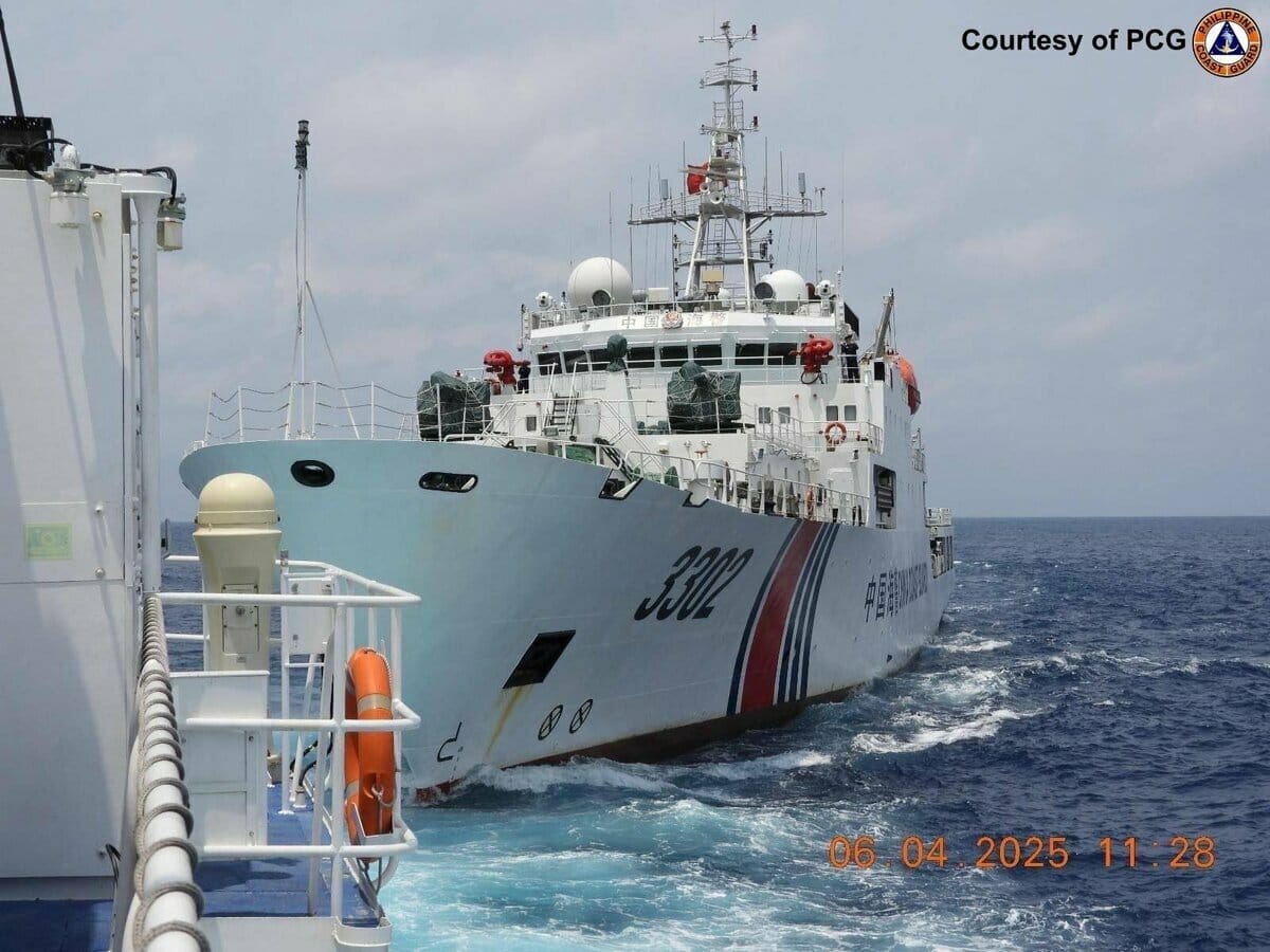菲律賓海岸防衛隊指控，6日下午，中國海警船3302號無視海上安全規範，試圖正面碰撞菲律賓海警「卡布拉號（BRP Cabra MRRV-4409）」。 圖：翻攝「X」@jaytaryela