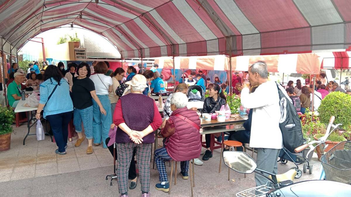 大陳傳統美食園遊會吸引數百位大陳鄉親與民眾到場。 圖：孫家銘/攝