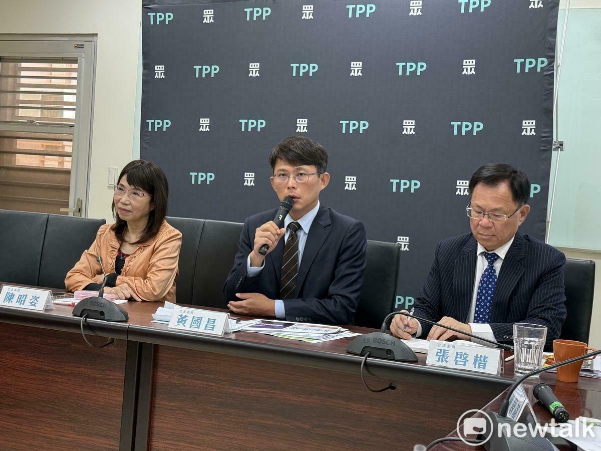 民眾黨團總召黃國昌（中）、副總召張啓楷（右）、幹事長陳昭姿（左）。 圖：周煊惠 / 攝