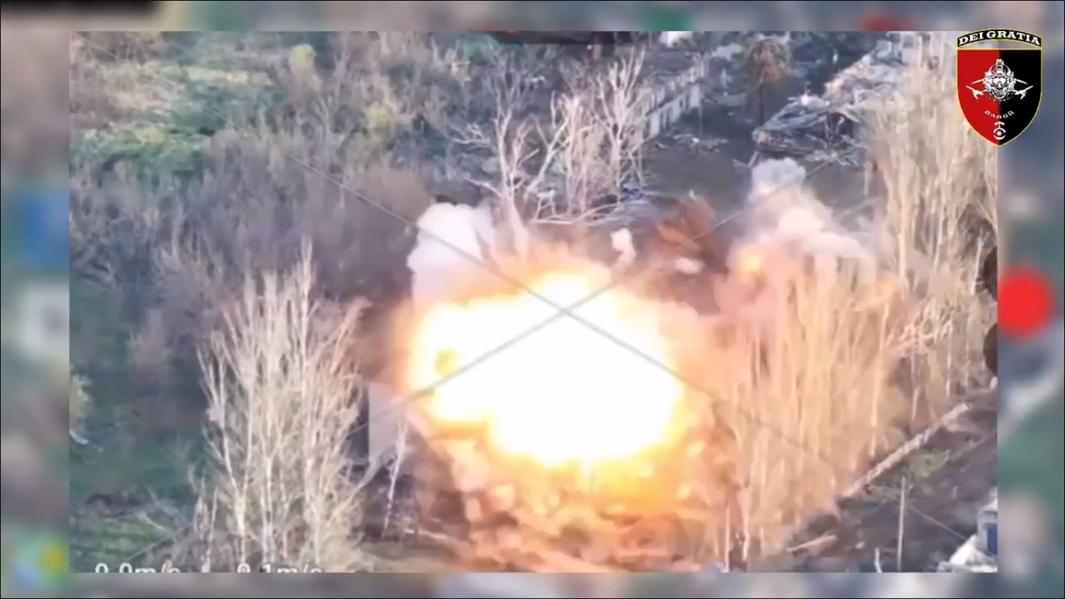 烏軍使用美製 JDAM-ER 炸彈攻擊俄軍佔領建築。 圖：擷取自 @NOELreports X 分享影片