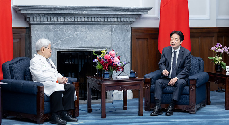 賴清德總統今（7）日上午接見「第十一屆台灣兒童醫療貢獻獎得獎人」，肯定得獎人對兒科醫療的貢獻與付出。 圖：總統府提供