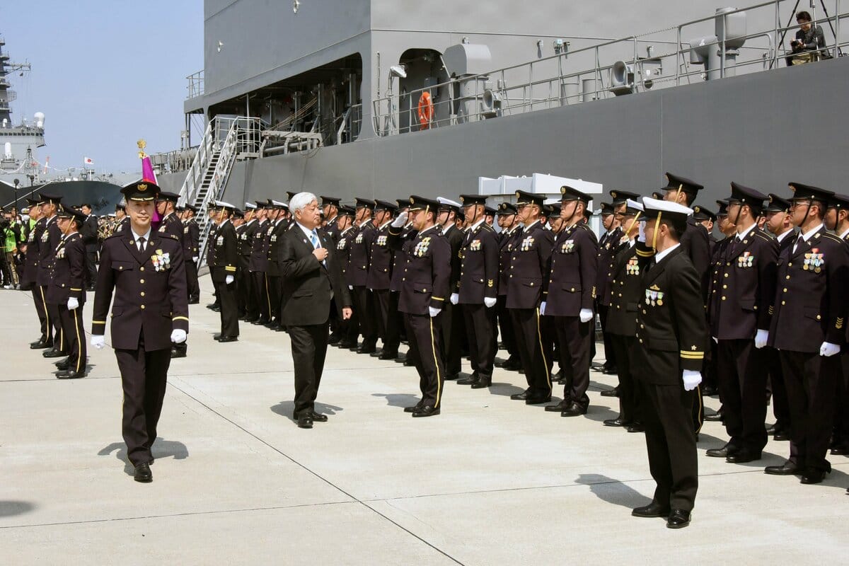 日本陸上自衛隊首支船舶部隊「海上輸送群」，4月6日在廣島縣吳市的海上自衛隊吳基地舉行組建完成儀式。防衛大臣中谷元親自出席校閱部隊。 圖：翻攝「X」@JGSDF_pr