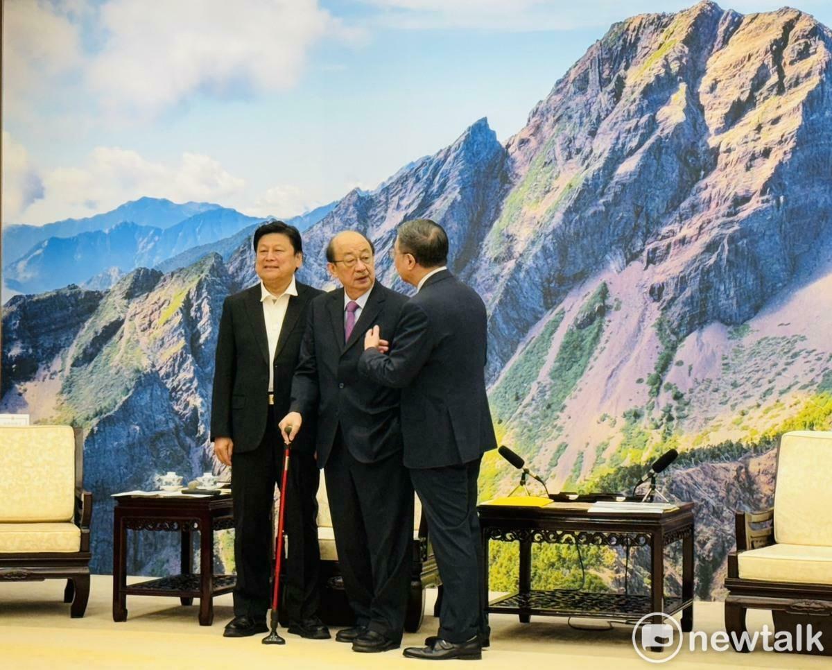 最後進會場的民進黨總召柯建銘見到國民黨團總召傅崐萁坐在行政院長卓榮泰旁邊，就上前推他說「這裡是行政院，不是立法院，你不能坐這邊，這是國家尊嚴問題。」傅崐萁則回說「這是行政院安排的位子。」 圖：謝莉慧/攝