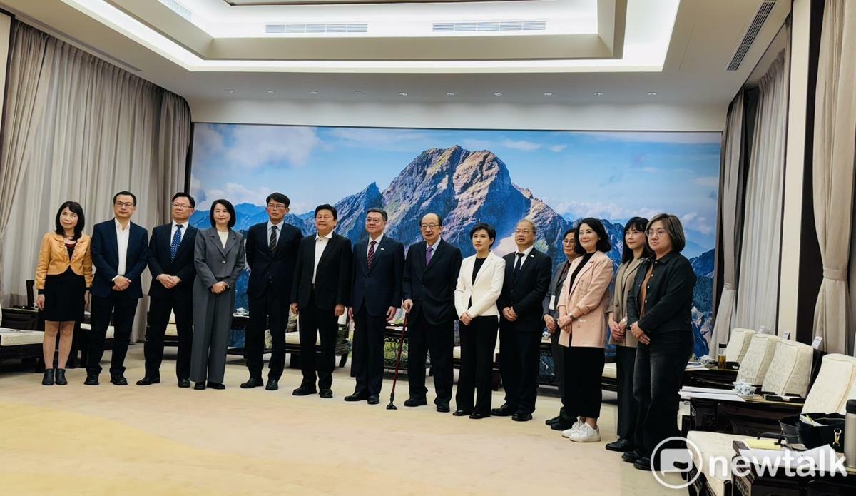 針對美國總統川普宣布對台課徵32%對等關稅，衝擊國內產業和股市，引發各界憂心，行政院長卓榮泰今（7）天下午在政院玉山廳邀集立法院朝野黨團共商國是。 圖：謝莉慧/攝