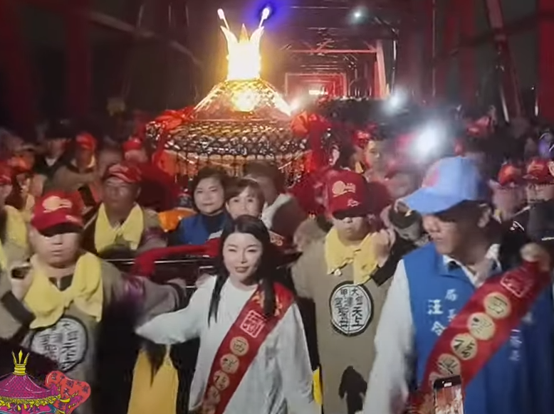 台中鎮瀾宮大甲媽祖9天8夜遶境昨日抵達雲林，只不過當鑾轎駕雲林西螺福興宮時，卻發生國民黨雲林縣長張麗善與民進黨西螺鎮長廖秋萍2人互相搶轎等尷尬場面，畫面曝光也引起熱議。 圖：翻攝自大甲鎮瀾宮直播