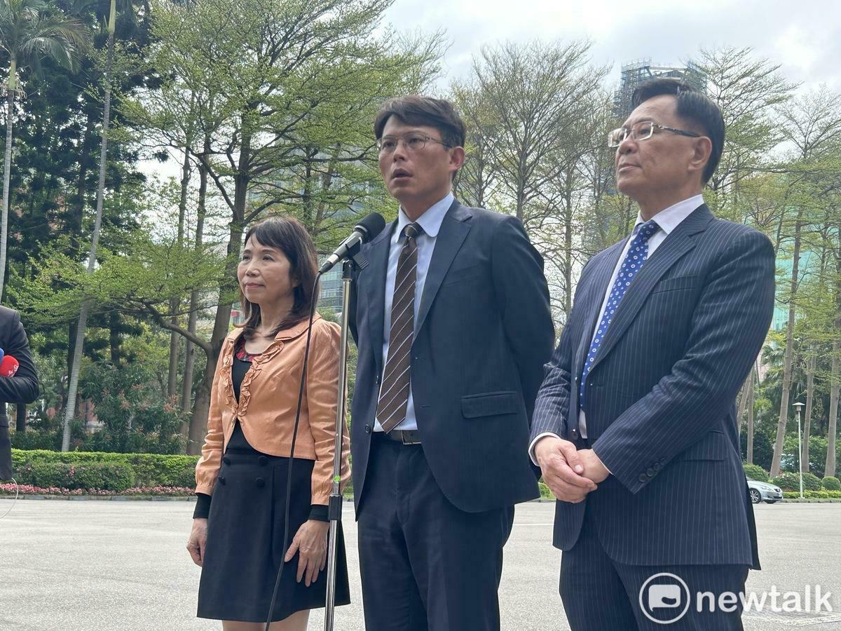民眾黨團總召黃國昌、副總召張啓楷和幹事長陳昭姿今（7）天下午受邀到行政院共商國是，會前在政院廣場受訪。 圖：謝莉慧/攝