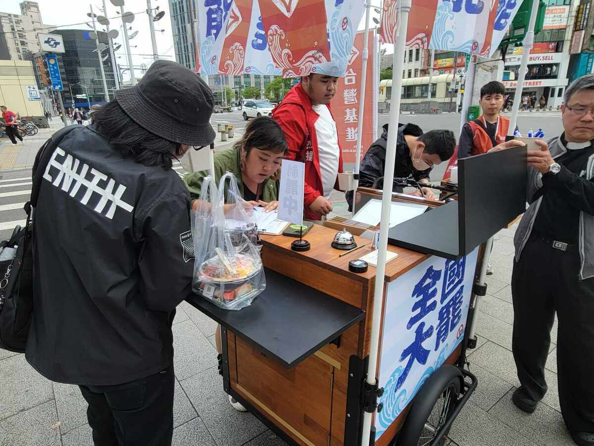 台灣基進改裝三輪餐車成為「大罷免行動三輪車」，配備有行動印表機，可以列印全台所有連署書。 圖：台灣基進提供