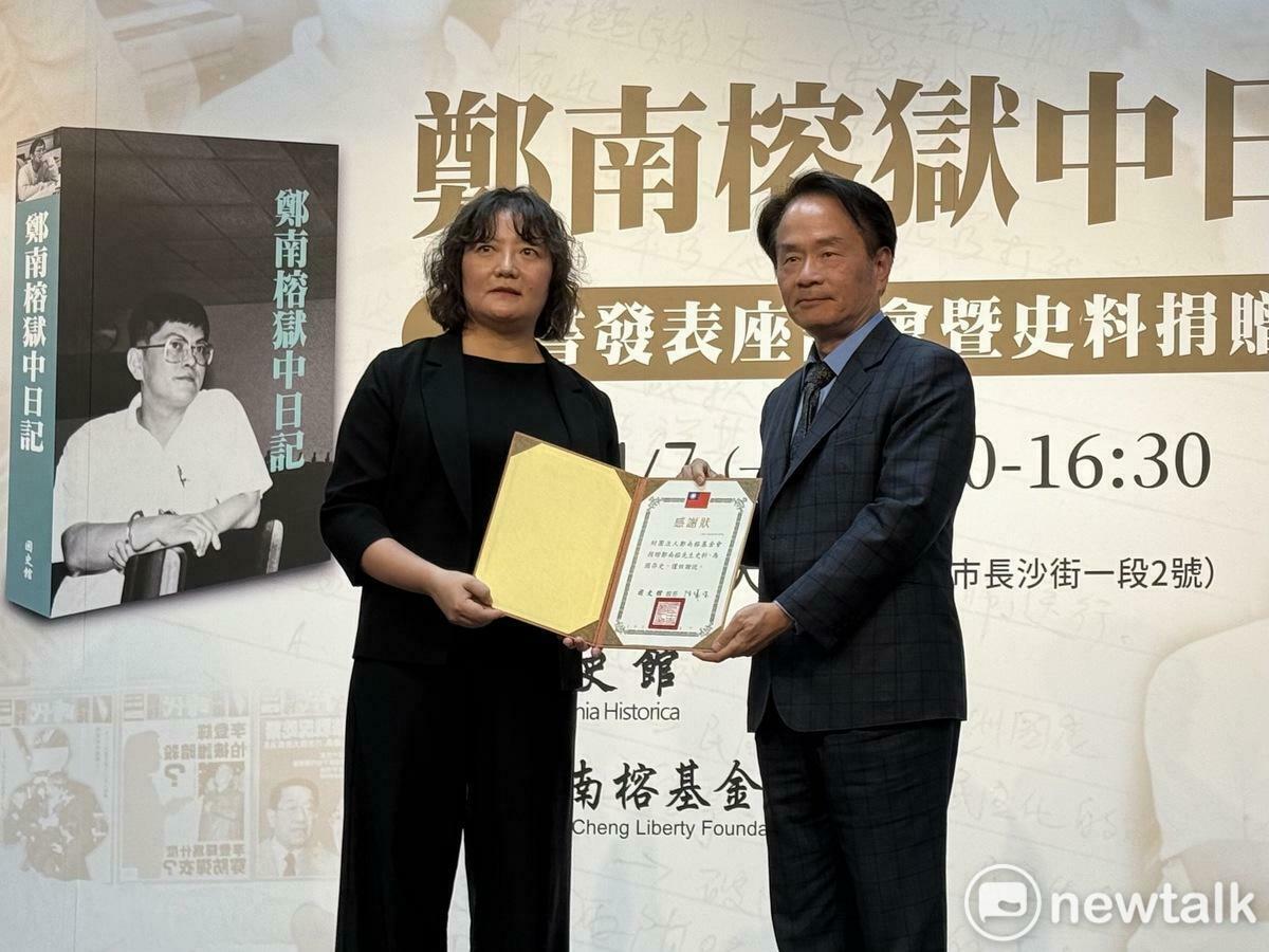 國史館館長陳儀深（右）、鄭南榕基金會董事長鄭竹梅（左）。 圖：周煊惠 / 攝